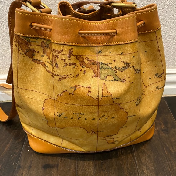 ALVIERO MARTINI TIMELESS GEO CLASSIC SHOLDER/CROSSBODY BAG. EXCELLENT CONDITION.
